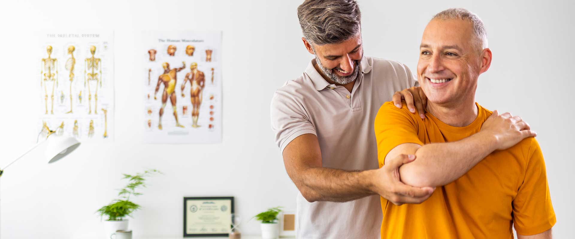 Physiotherapie Therapiezentrum Collonaden, Hamburg: Bewegungsübungen mithilfe Physiotherapeut